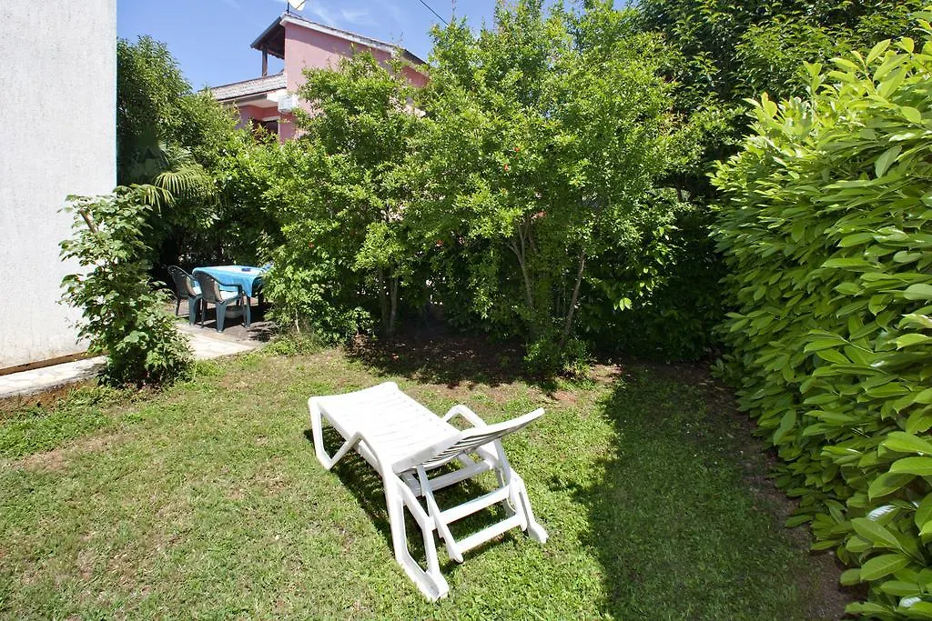 Apartments Mladenka Porec 0*,
