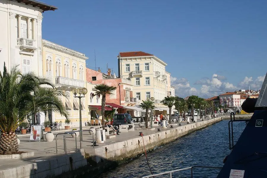 Apartments Mladenka Porec 0*,  Croazia